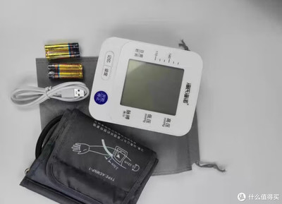 有了这款电子血压仪在家也可以实时测量自己的血压了,方便也实用而且还能语音播报,家里老人用着也安心